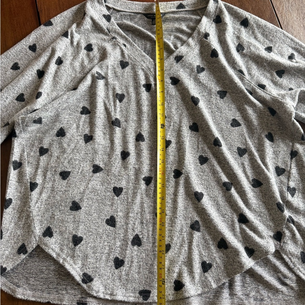 🖤EUC LUCKY brand log  sleeve, v- neck, grey and black hearts. Super soft! - Picture 7 of 10